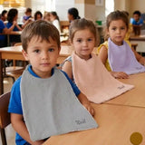 présentation de serviette elastique maternelle porter par des enfant de maternelle avec le prénom
