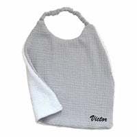 serviette elastique maternelle pour cantine de couleur gris en gaz de coton avec prénom