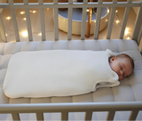 Découvrez notre gigoteuse naissance blanc lait TOG 2.5. Turbulette 60x40 cm avec doublure polaire et personnalisation par flocage. Un cocon de pureté et de douceur pour votre bébé.