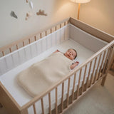 Gigoteuse naissance sable TOG 2.5 pour chambre 18-22°C. Turbulette 60x40 cm doublée polaire et personnalisée par flocage. Le cadeau de naissance mixte idéal.