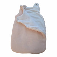 Gigoteuse naissance rose pâle TOG 2.5 pour chambre 18-22°C. Turbulette 60x40 cm doublée polaire et personnalisée par flocage. Un cocon de douceur pour votre bébé.