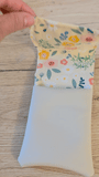 découvrez en vidéo notre pochette infirmière personnalisée de couleur jaune floral
