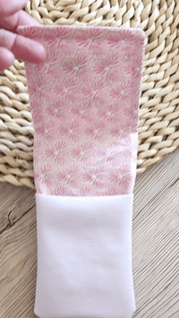 Vidéo pour pochette infirmière aimantée personnalisée au motif rose liberty, organisateur de poche pour stylo infirmière et matériel médical pour blouse.