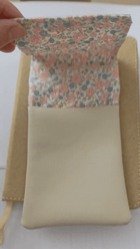 vidéo Pochette infirmière aimantée personnalisée avec motif floral blanc pour blouse, organisateur de poche pour stylo infirmière et matériel de soin.